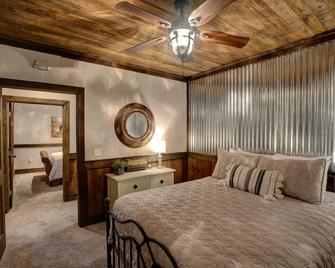 Downtown Bryson City 2 Bedroom Apartment, Perfect for Polar Express! - Bryson City - Bedroom
