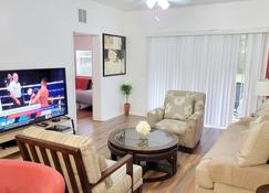 2 Master Suite Apartment near North Florida Regional Med, UF Health, & Mall - Gainesville - Vardagsrum