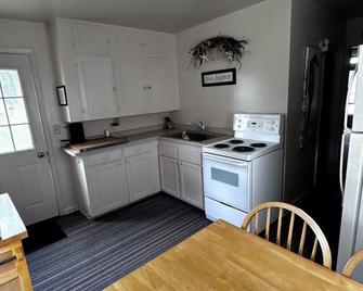 The beach is callingright outside your window come relax and play - Shell Lake - Cocina