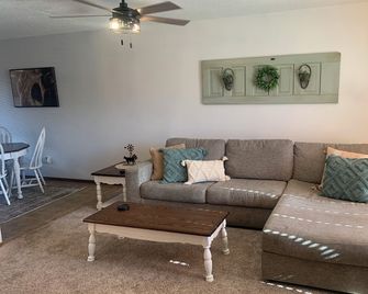 Cozy Apartment in Garden City- 2 Bed/1 Bath - Garden City - Living room