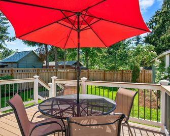 Historic Silverton Charmer -- Cute, Near the Falls, Oregon Garden & Pet Friendly - Silverton - Balcony