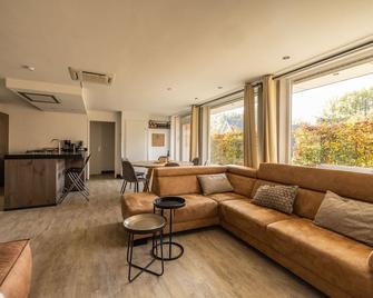 Modern & attractive holiday bungalow 23 (8 to 9 people). - Den Ham - Sala de estar
