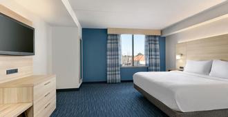 Holiday Inn Express Hotel & Suites Norfolk Airport - Norfolk - Bedroom