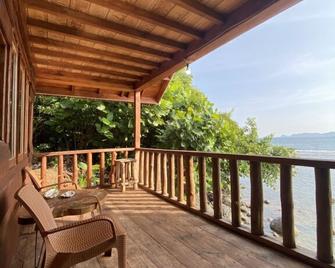 Ricky's Beach House - Pulau Sikuai - Balcón