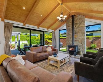 Roys Bay Lodge - Wanaka Holiday Home - Wanaka - Living room