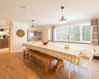 Silverbridge Lodge - Garve - Essbereich