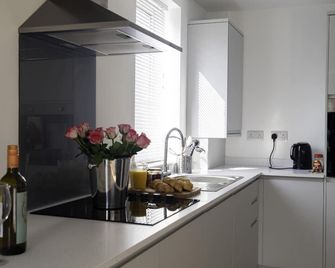 Crossways - a modern two bedroom village apartment close to cheltenham - Stonehouse - Kitchen