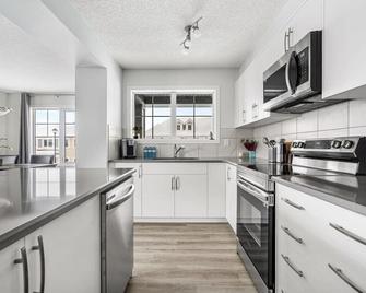 4 Bedroom Town Home with Garage Parking, Fast WiFi, Smart TV with Netflix, Fully Equipped Kitchen, Sleeps 10, Ideal for Families - Airdrie - Kitchen