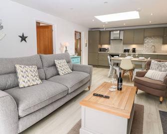 Rabbit's Warren - Southampton - Living room