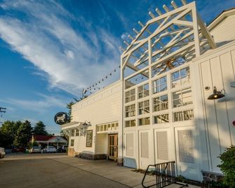 (2026 Open!) 3 Nt Sum Min! - Cozy Cottage Near Union Pier & Private Beach Access - Union Pier - Building