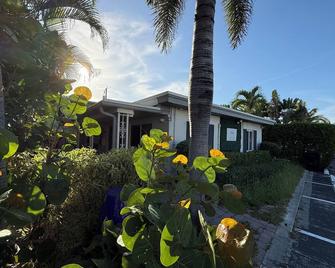 Cozy Beach Room/Self Check In-Out/One Step from the Ocean! - Lauderdale-by-the-Sea - Buiten zicht