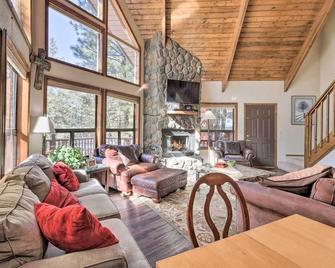 Munds Park Cabin with Fire Pit and Wraparound Porch! - Munds Park - Living room