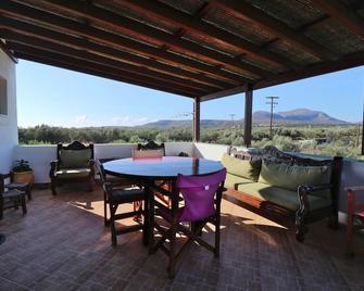 Megris Country Houses - Vigklafia - Balcó