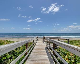 5 BR Mansion with Pool and non-heated Jacuzzi Games in Boynton Beach - Boynton Beach - Beach