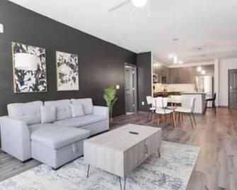 Luxurious King 2BR Suite in North Raleigh! - Raleigh