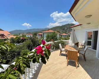 Villa Babylon 4 Bedroom Stunning Villa with King Tombs View in Maras Area - Dalyan (Mugla) - Balkon