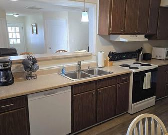 Shawnee Forest Retreat, Suite A, near Garden of the Gods, Southern IL - Harrisburg - Kitchen