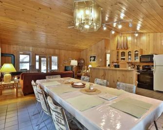 Rustic 48-Acre Woodland Haven for Peaceful Stays - Diamond Point - Comedor