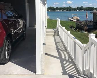 Adorable Lakeside Dream Studio on Simonton Lake - Elkhart - Balcony