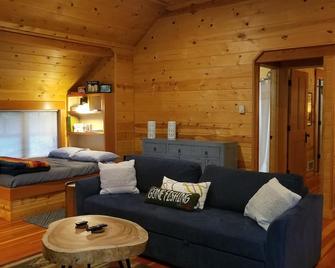 Mckenzie River Cabin at The Log Cabin Inn - McKenzie Bridge - Living room