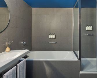 Hotel Indigo Barcelona Plaza Espana - Barcelona - Bathroom