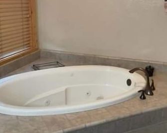 Black Pine Lodge - Fish Camp