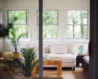 3-bedroom Poconos chalet for art and design lovers - East Stroudsburg - Living room