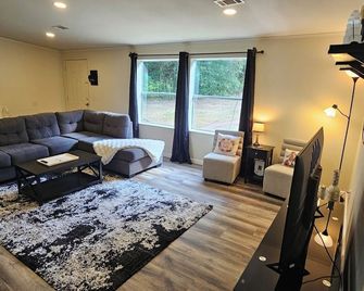 6 miles from Renaissance Festival 3 Bedroom 2 Bath home on 2 acres - Navasota - Living room