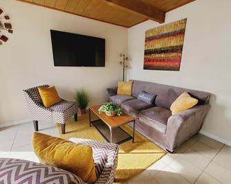 Home away from Home brSunny and Spacious 2 bedroom Apartment in Richmond CA - Richmond - Living room