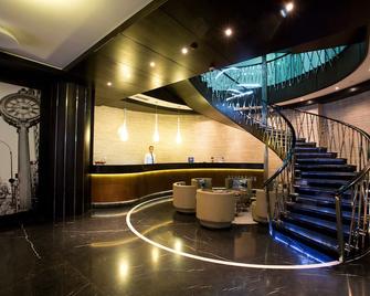 Hilltop North Avenue by Stellar Hotels, Yerevan - Jerevan - Receptionist
