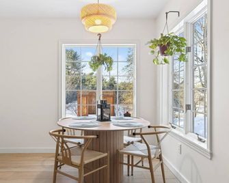 Completely renovated modern farmhouse dog friendly large lawn beautiful field - Thomaston - Dining room