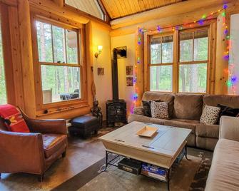 Happy Trails: woodland retreat with sauna and deck - Mazama - Living room