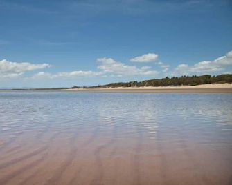 Petrie Beach Holiday Home - Mackay