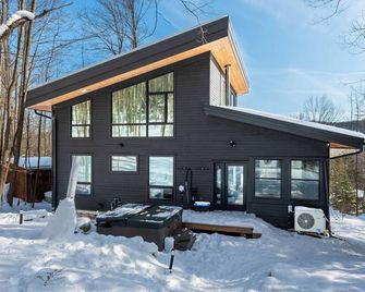 Beaver Valley Chalet For Summer, Spring & Fall – Sauna, Hot Tub, 4br/7 Beds, 3ba - Markdale - Building