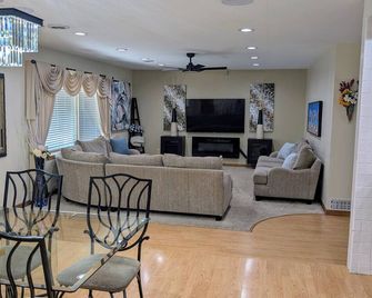 Detroit Airport Home - Spacious 5-Bedrooms, Game Room, Fire pit! - Romulus - Living room