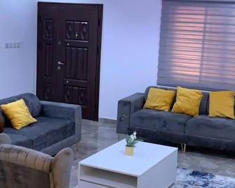 Luxecom Apartments, Your Dream Stay Starts Here! - Madina - Living room