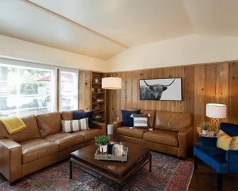 Walk to Downtown, Comfortable and Convenient - Paso Robles - Living room