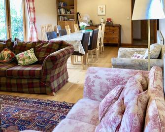Suffolk retreat with outdoor hot tub, sleeps up to 7 - Eye - Living room