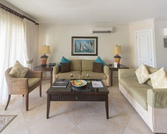 'Shoreshire:- Sea, Sand, beach, pools, food & drink “Enjoy” - Dover - Phòng khách