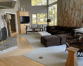 Amazing Lakefront house - Port Washington - Living room