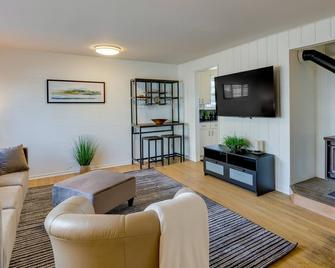Downtown Kirkland Rental: Steps to Lake Washington - Kirkland - Living room