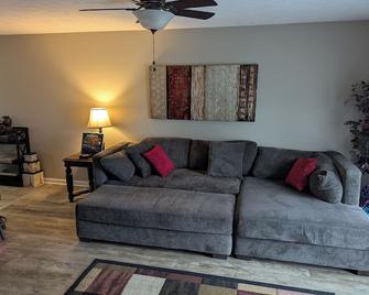 Cozy and Quiet Three Bedroom Two Bathroom Ranch - Kokomo - Living room