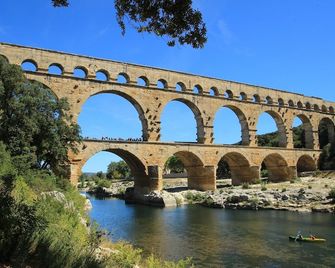 Hôtel & Restaurant de charme - La Bégude Saint-Pierre - Vers-Pont-du-Gard