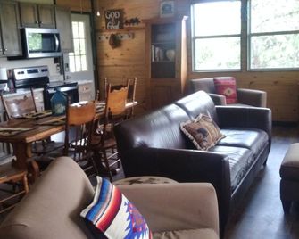 Get Away in your Truck or SUV to the Scenic and Secluded Whispering Pines Cabin - Tuskahoma - Living room