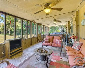 Alabama River Retreat Dock, Fire Pit, Grill! - Camden - Sala de estar