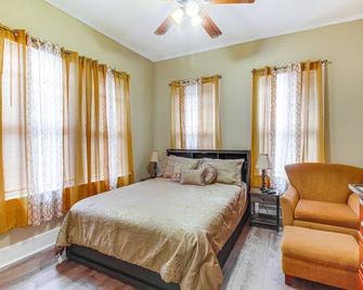 Cozy Vicksburg Home with Patio about 1 Mi to Riverfront! - Vicksburg - Bedroom