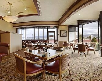 Comfort and Convenience! Pets Allowed, Outdoor Pool, Free Parking - Wenatchee - Restaurant
