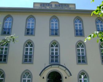 Hotel Apartamentos Geres Ribeiro - Geres - Building