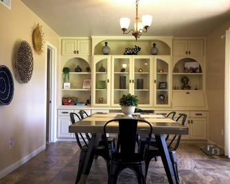 Cheerful 3-Bedroom Home with Spacious Backyard - Del City - Jídelna