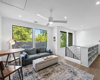 New 4 Bdrm I Heated Pool Prime Location Mins To Dt - Austin - Front desk